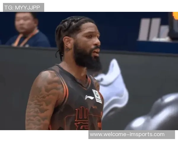 鲍威尔全力以赴15投9中斩获24分并贡献3篮板4助攻4抢断表现出色